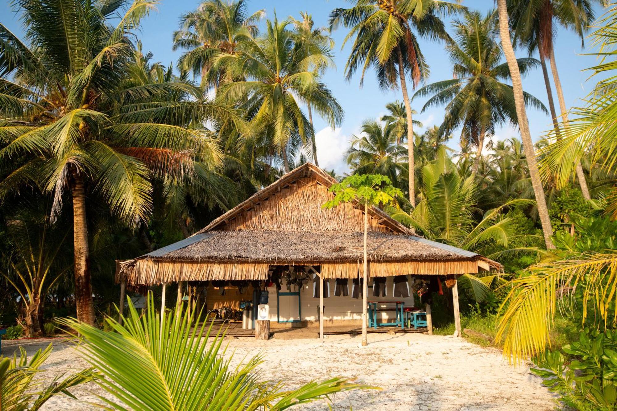 Tailana Island Pulau Banyak Hotel Alaban Exterior photo